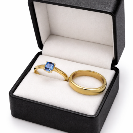 18K Gold Ring Set – Blue Stone Solitaire & Classic Band (6.09g) 18K Gold Ring Set – Blue Stone Solitaire & Classic Band (6.09g)