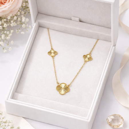 18K Gold Clover Pendant Necklace – Elegant Floral Design (2.87g) 18K Gold Clover Pendant Necklace – Elegant Floral Design (2.87g)