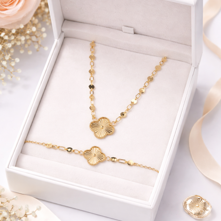 18K Gold Clover Pendant Necklace & Bracelet Jewelry Set (4.20g) 18K Gold Clover Pendant Necklace & Bracelet Jewelry Set (4.20g)