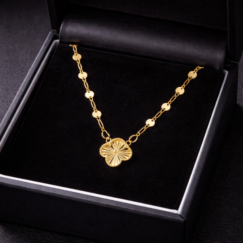 18k Yellow Gold Flower Pendant Necklace (2.62g)